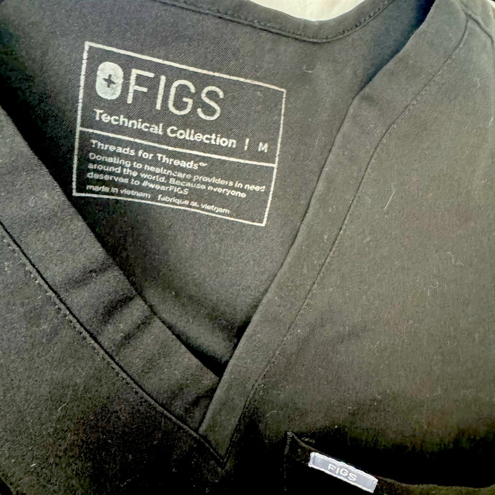 Figs Black V-Neck Scrub set Top and matching pants size medium gently used - Picture 6 of 9
